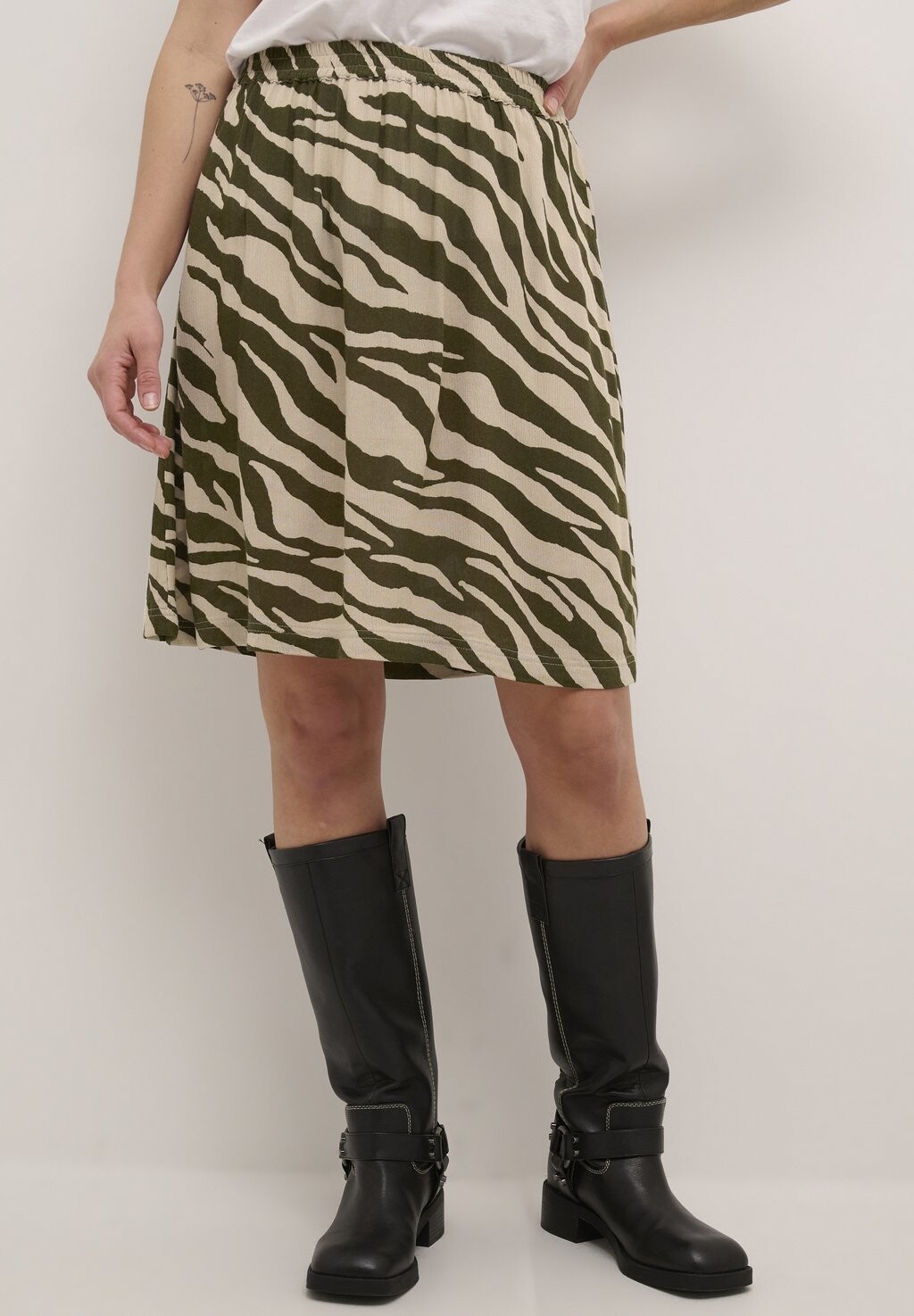 Юбка А-силуэта Kamarita Kaffe, песочно-зеленый с животным принтом
Юбка А-силуэта Kamarita Kaffe, песочно-зеленый с животным принтом