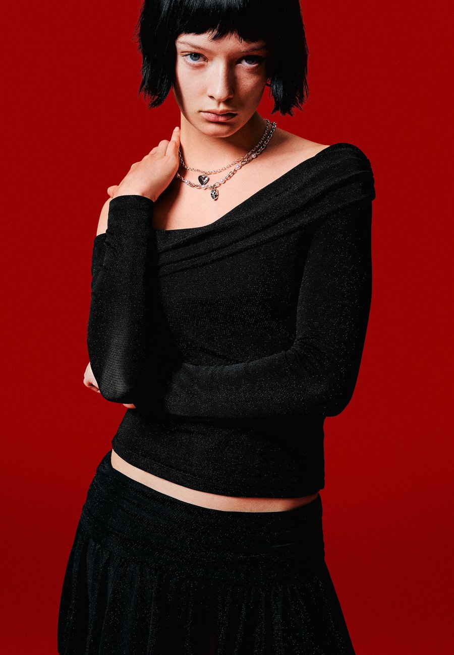 Топ Bershka SHIMMERY TEXTURED-BARDOT, Black
Топ Bershka SHIMMERY TEXTURED-BARDOT, Black