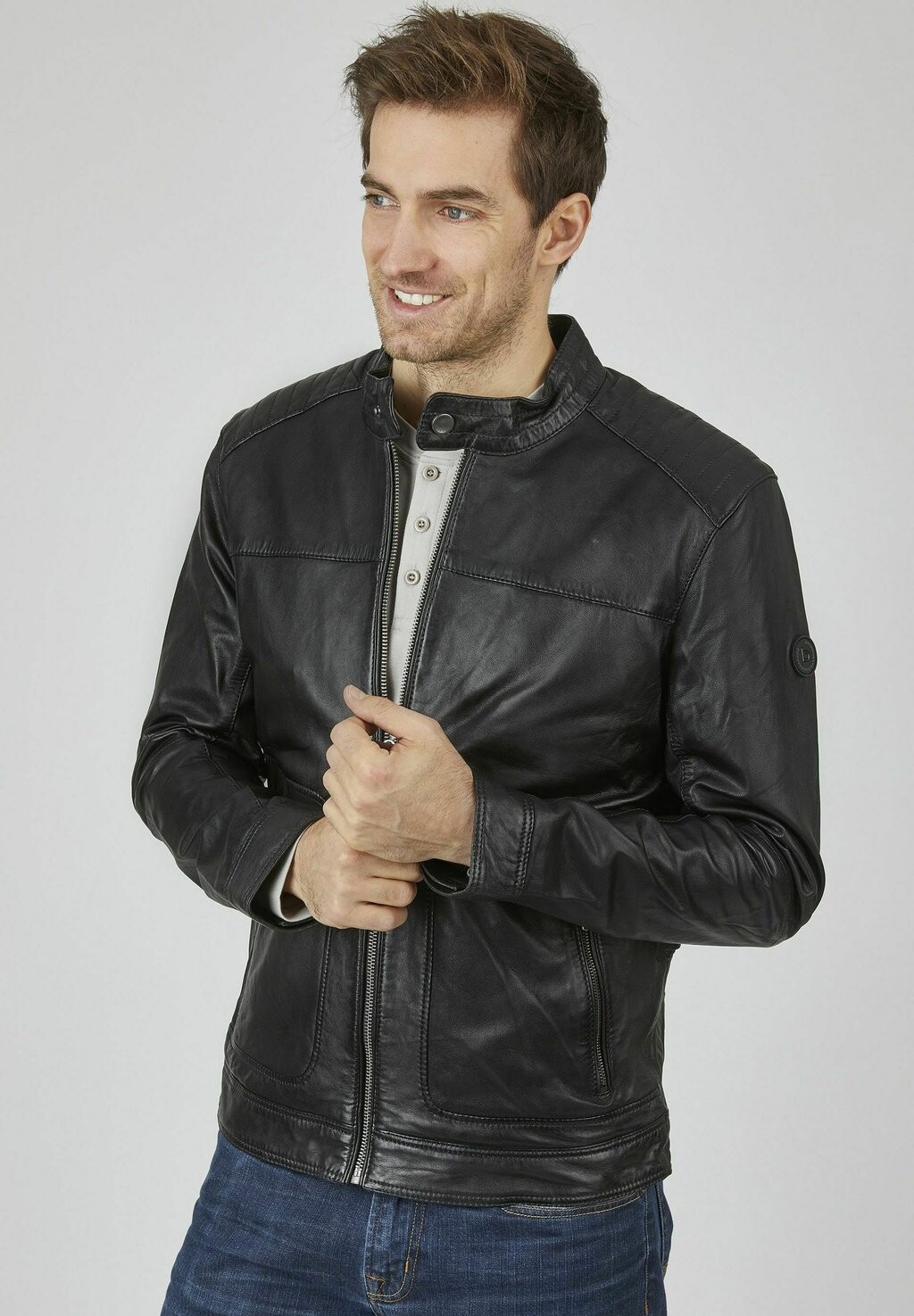 Кожаная куртка MIT RIEGELN UND STEHKRAGEN bugatti, цвет schwarz
Кожаная куртка MIT RIEGELN UND STEHKRAGEN bugatti, цвет schwarz