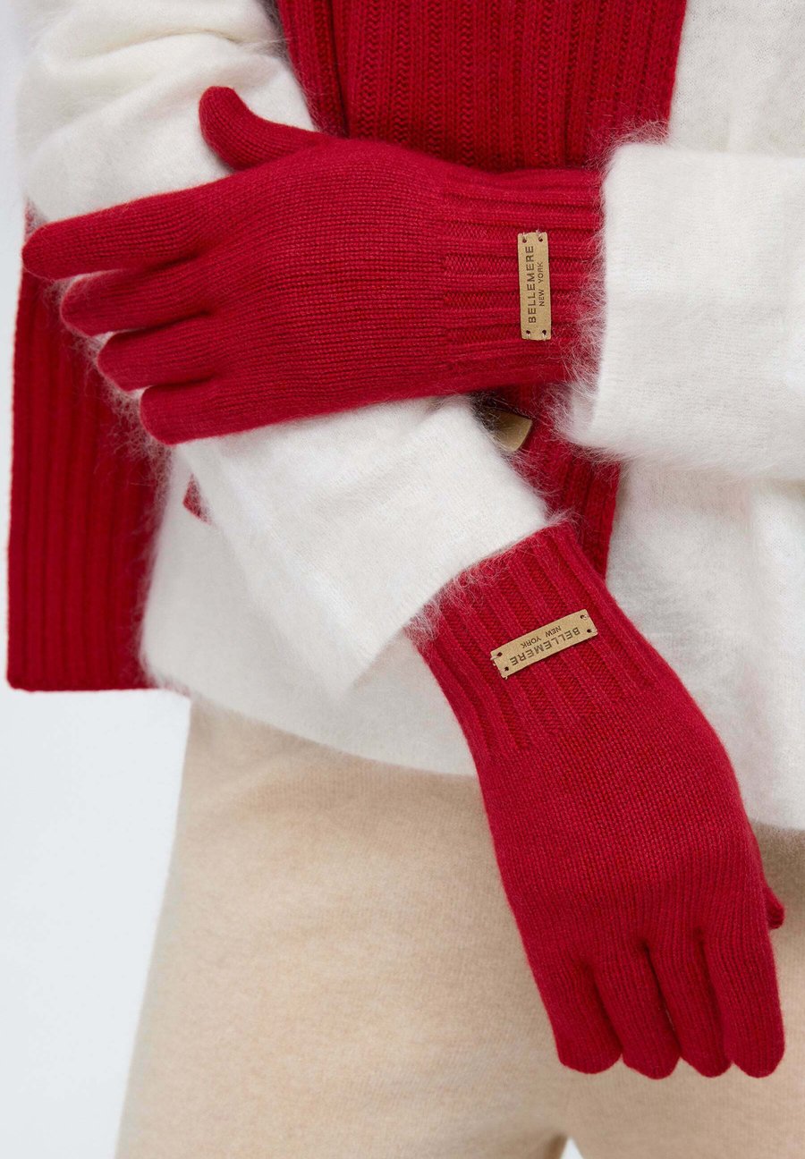 Перчатки BELLEMERE Gloves, Red
Перчатки BELLEMERE Gloves, Red