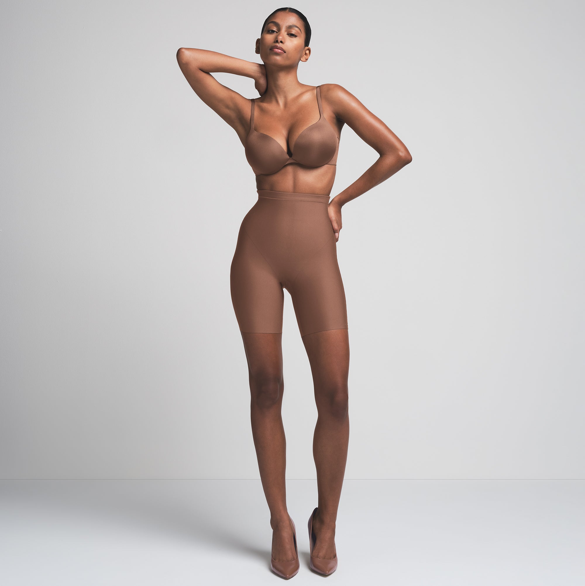 Короткие шорты Core Sculpt средней посадки SKIMS, цвет jasper
Короткие шорты Core Sculpt средней посадки SKIMS, цвет jasper