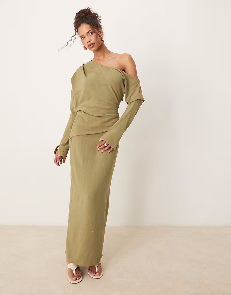 Льняное асимметричное платье миди с длинными рукавами и спущенным плечом цвета хаки от ASOS DESIGN 
Льняное асимметричное платье миди с длинными рукавами и спущенным плечом цвета хаки от ASOS DESIGN