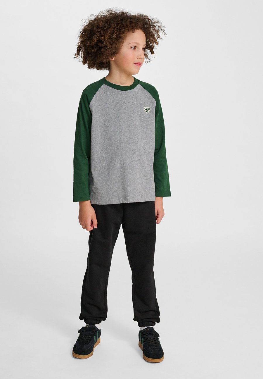 Топ Hummel RAGLAN LOOSE L/S BEE, Dark Green
Топ Hummel RAGLAN LOOSE L/S BEE, Dark Green