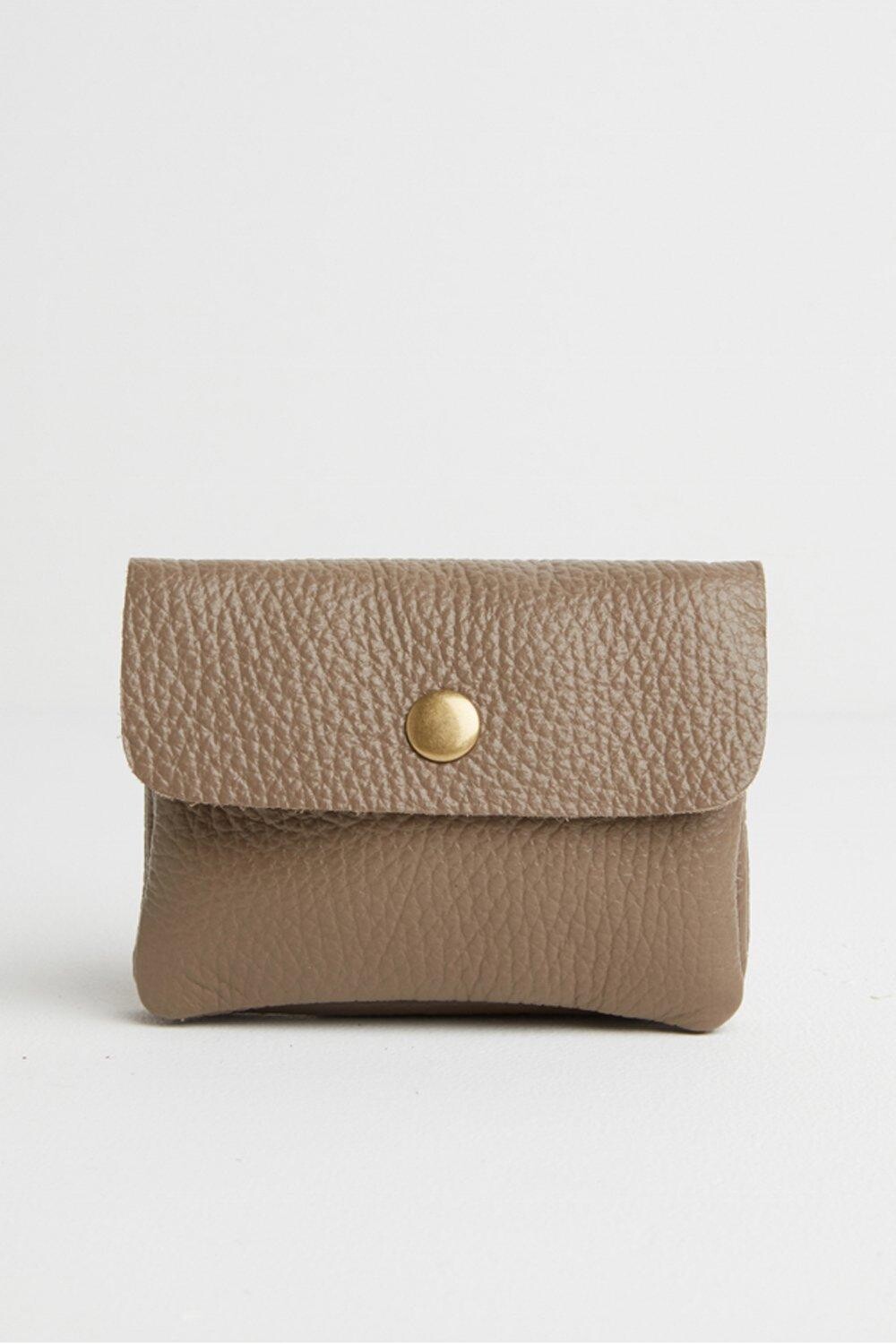 Маленький кожаный кошелек Betsy & Floss, бежевый
Маленький кожаный кошелек Betsy & Floss, бежевый