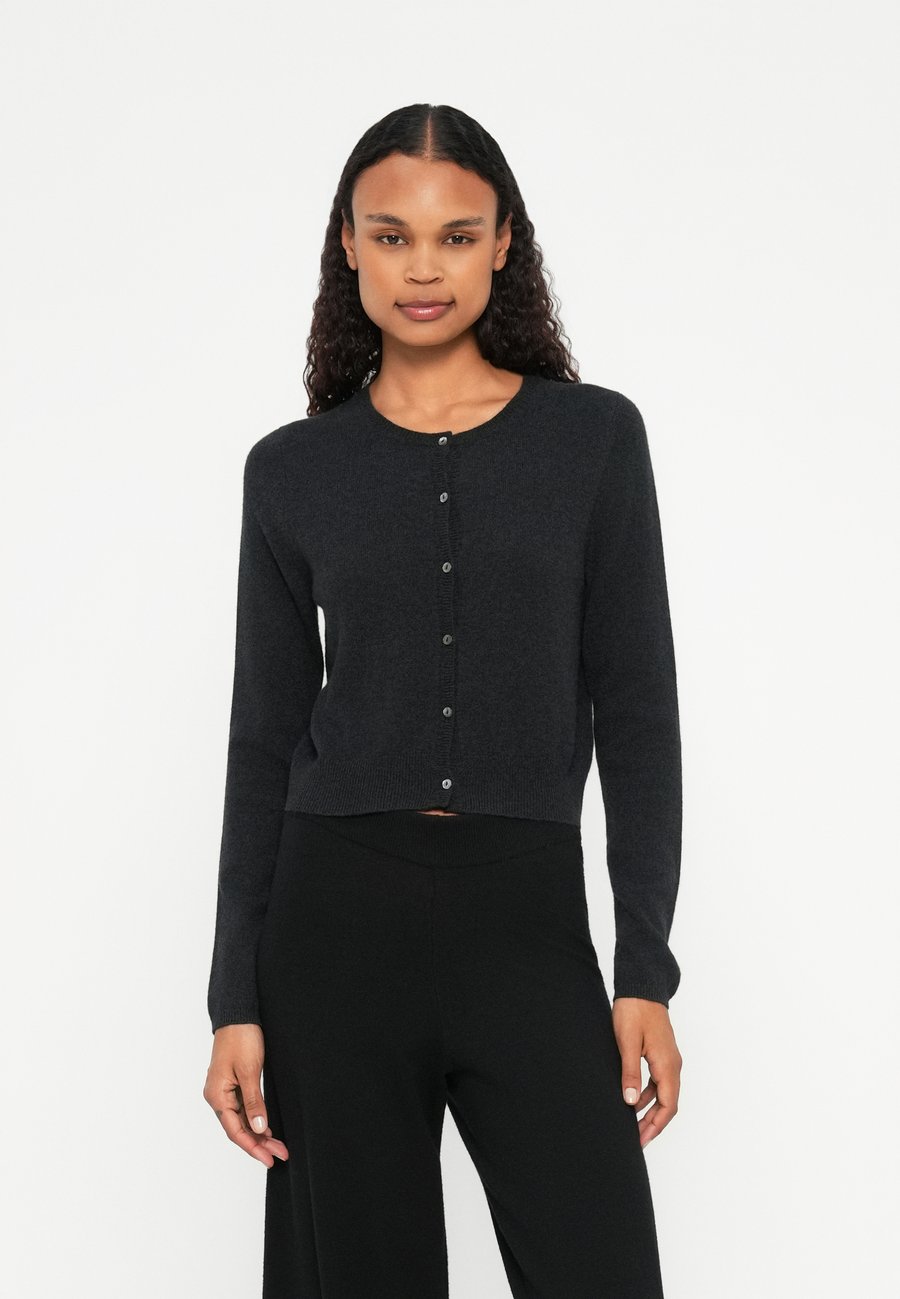 Кардиган FTC Cashmere CARDIGAN, Onyx/Dark Red
Кардиган FTC Cashmere CARDIGAN, Onyx/Dark Red