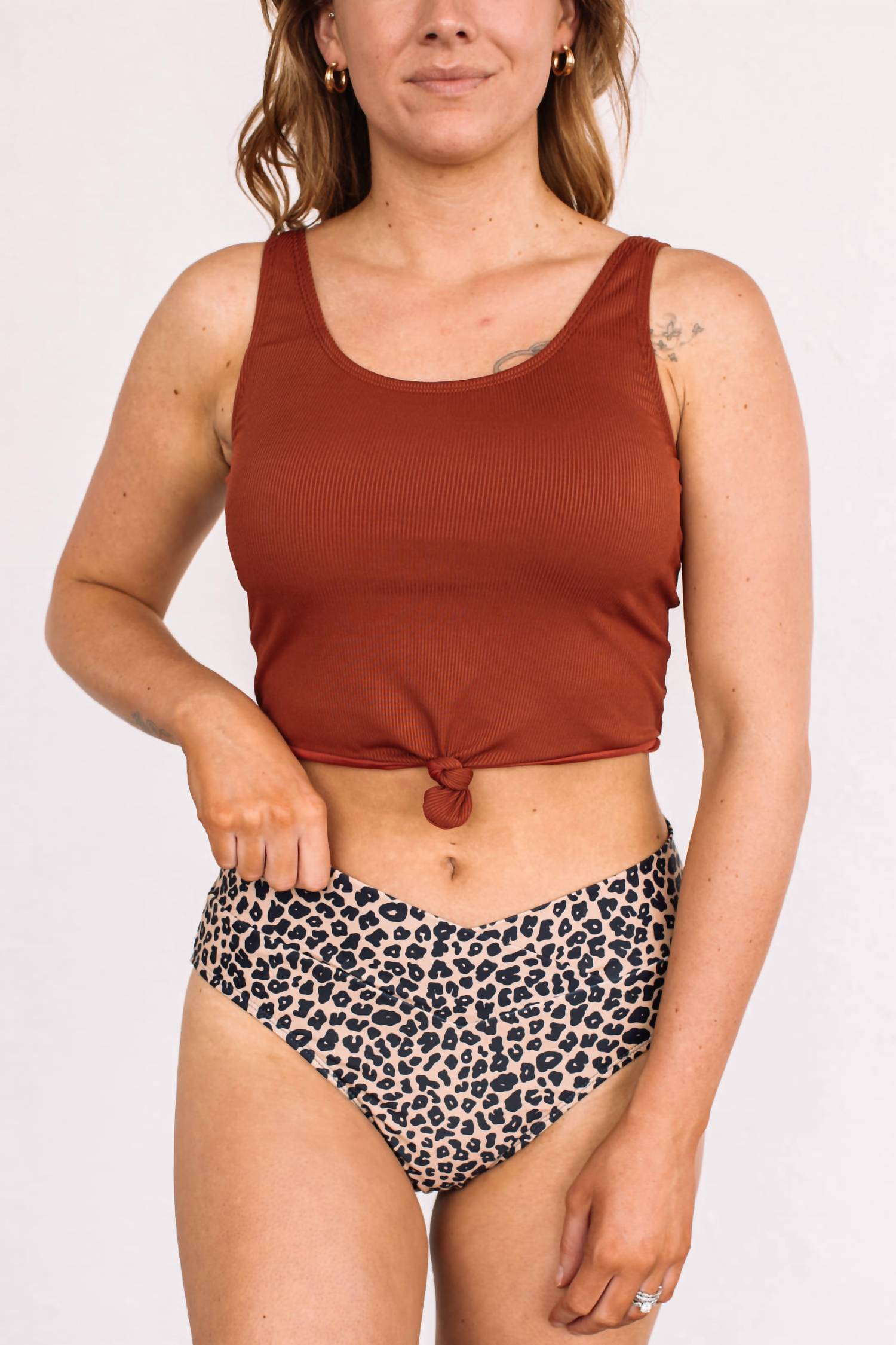 Ребристый купальник танкини с узлом спереди в цвете Rust Mack & Mal
Ребристый купальник танкини с узлом спереди в цвете Rust Mack & Mal