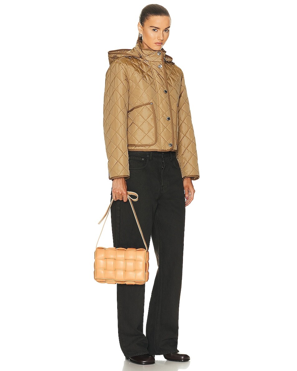 Маленькая мягкая сумка-кассета Bottega Veneta, цвет Almond & Gold, Белый, Маленькая мягкая сумка-кассета Bottega Veneta, цвет Almond & Gold
Маленькая мягкая сумка-кассета Bottega Veneta, цвет Almond & Gold, Белый, Маленькая мягкая сумка-кассета Bottega Veneta, цвет Almond & Gold
