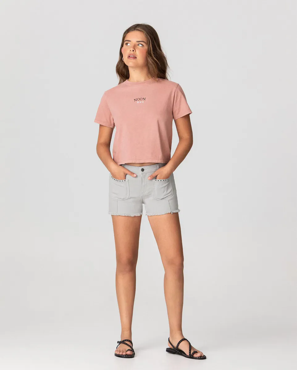 Женские шорты средней посадки с заклепками Noon, серый
Женские шорты средней посадки с заклепками Noon, серый