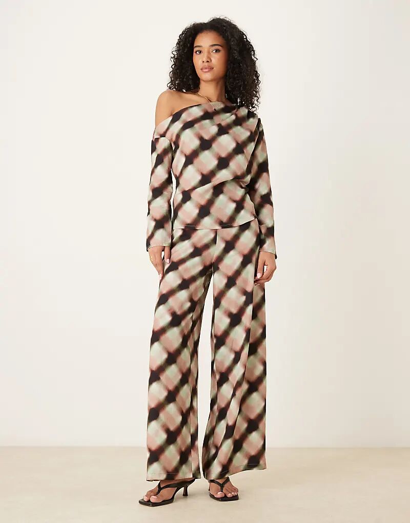 Мягкие брюки ASOS DESIGN с чистым передом и широкими штанинами в размытую клетку
Мягкие брюки ASOS DESIGN с чистым передом и широкими штанинами в размытую клетку