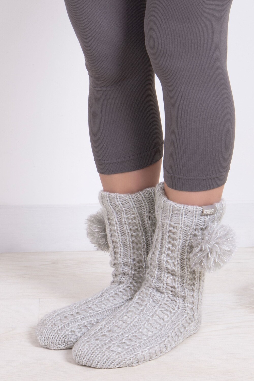 Женские блестящие носки тапочки с помпоном Totes, серый
Женские блестящие носки тапочки с помпоном Totes, серый