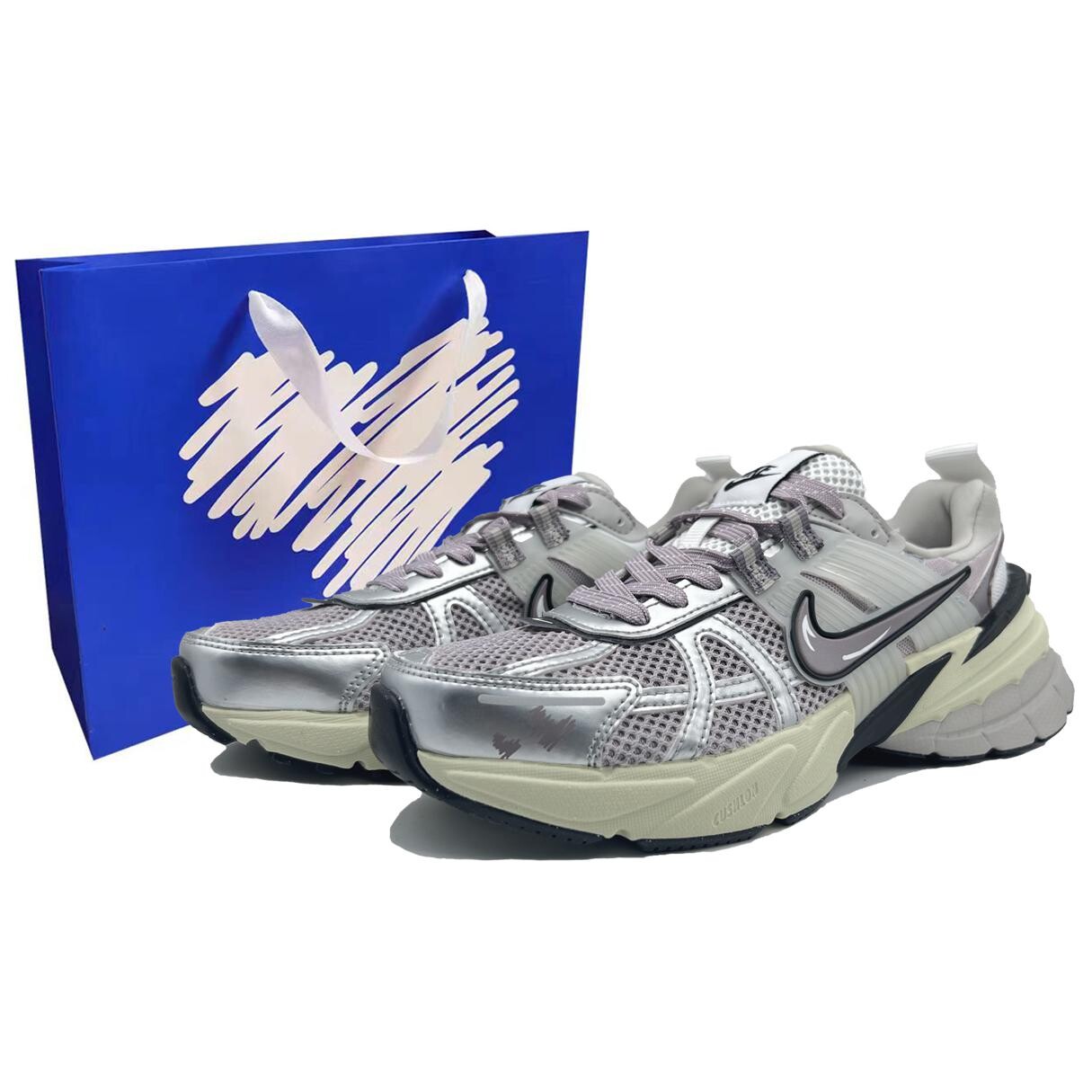 Кроссовки для бега V2K Run женские с низким верхом серые/серебристые/черные Nike
Кроссовки для бега V2K Run женские с низким верхом серые/серебристые/черные Nike