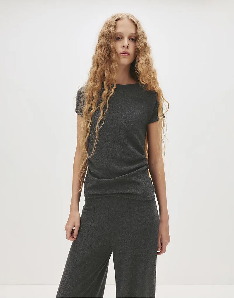 Футболка Pull&Bear Gathered мягкая на ощупь, темно-серого цвета
Футболка Pull&Bear Gathered мягкая на ощупь, темно-серого цвета