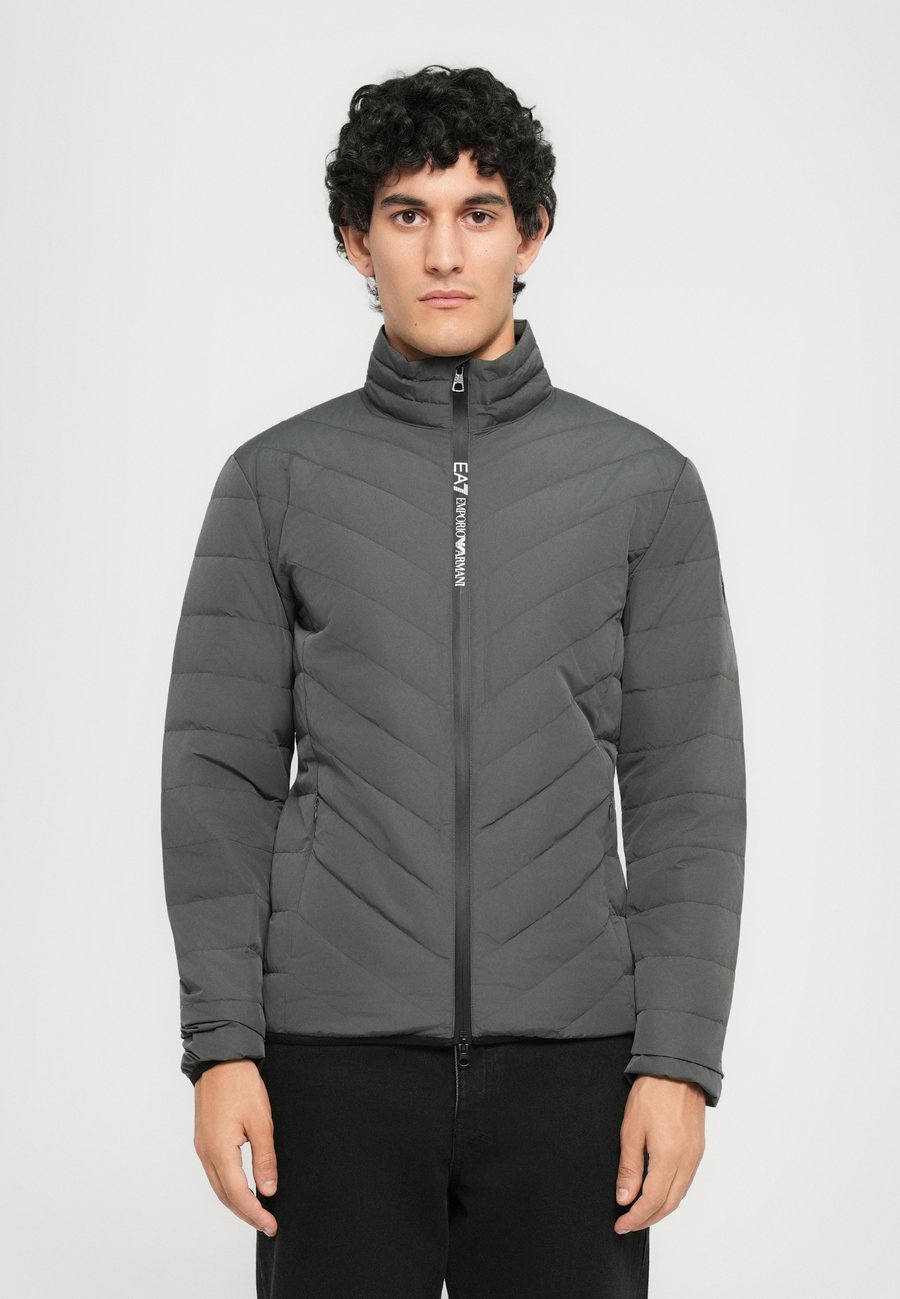 Куртка EA7 Emporio Armani JACKET, Asphalt/Dark Grey
Куртка EA7 Emporio Armani JACKET, Asphalt/Dark Grey