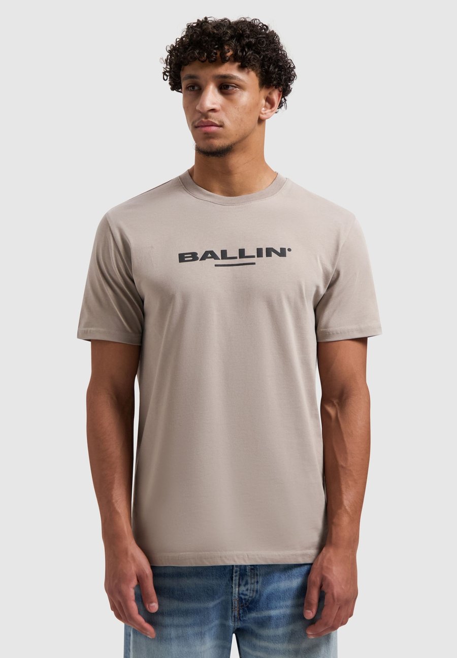 Футболка Ballin REGULAR FIT CREWNECK , Taupe
Футболка Ballin REGULAR FIT CREWNECK , Taupe