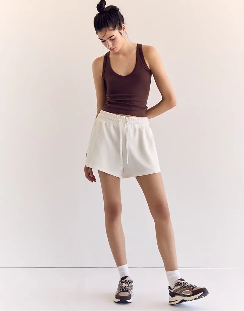 Мягкие шорты Stradivarius со швами белого цвета
Мягкие шорты Stradivarius со швами белого цвета