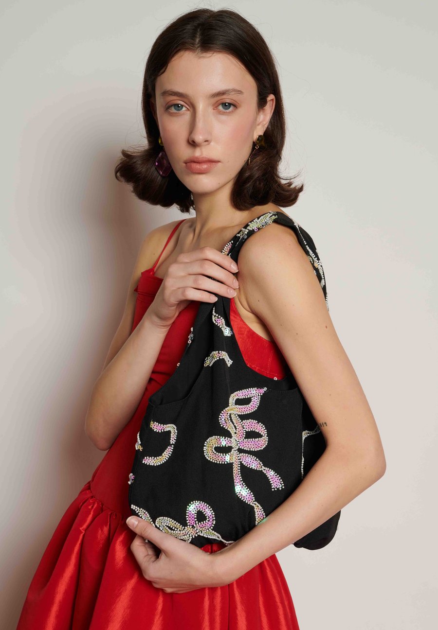 Сумка Sister Jane RIPPLE BOW EMBELLISHED BAG, Black
Сумка Sister Jane RIPPLE BOW EMBELLISHED BAG, Black