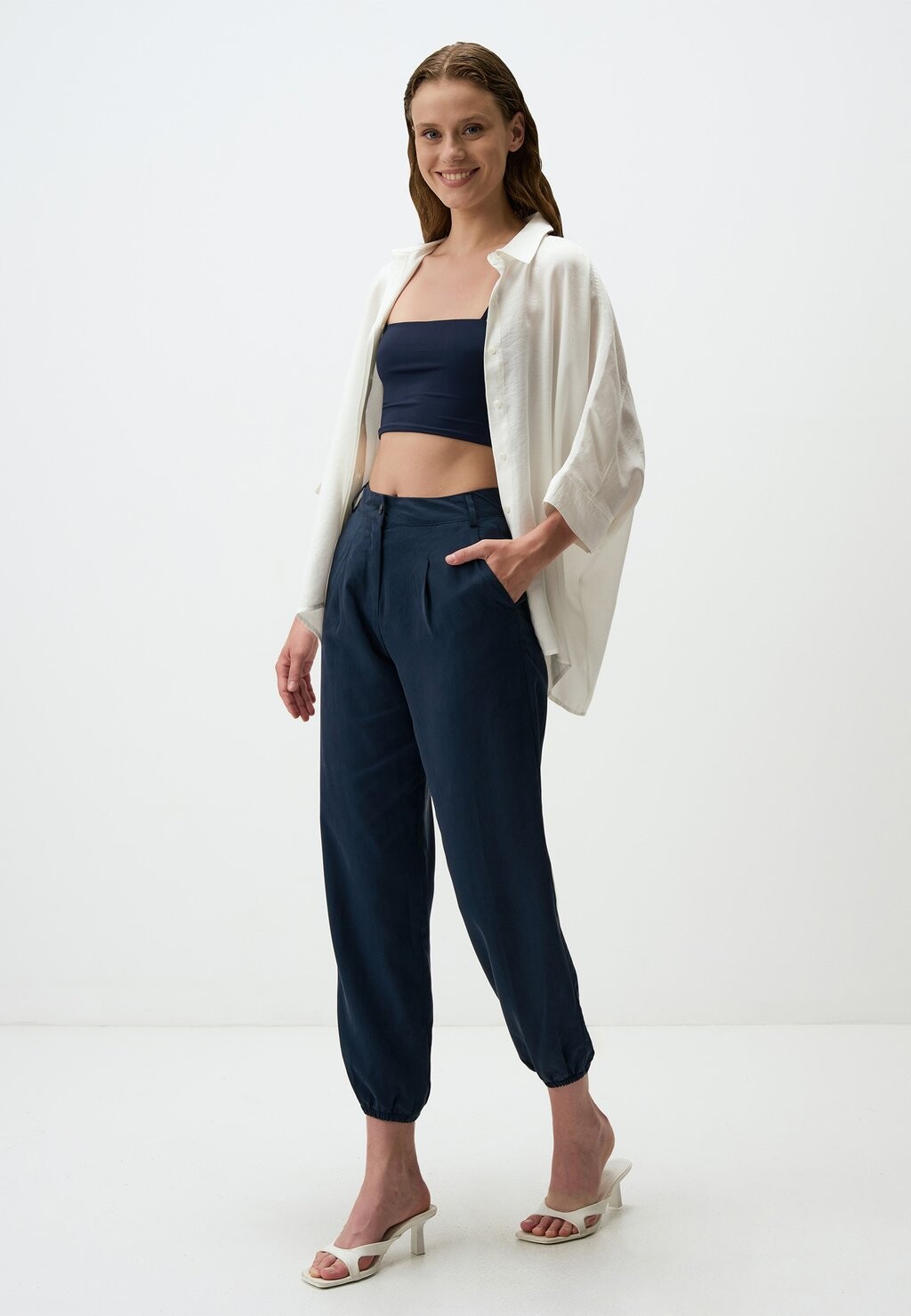 Брюки NARROW LEG GABARDINE Jimmy Key, темно-синий
Брюки NARROW LEG GABARDINE Jimmy Key, темно-синий