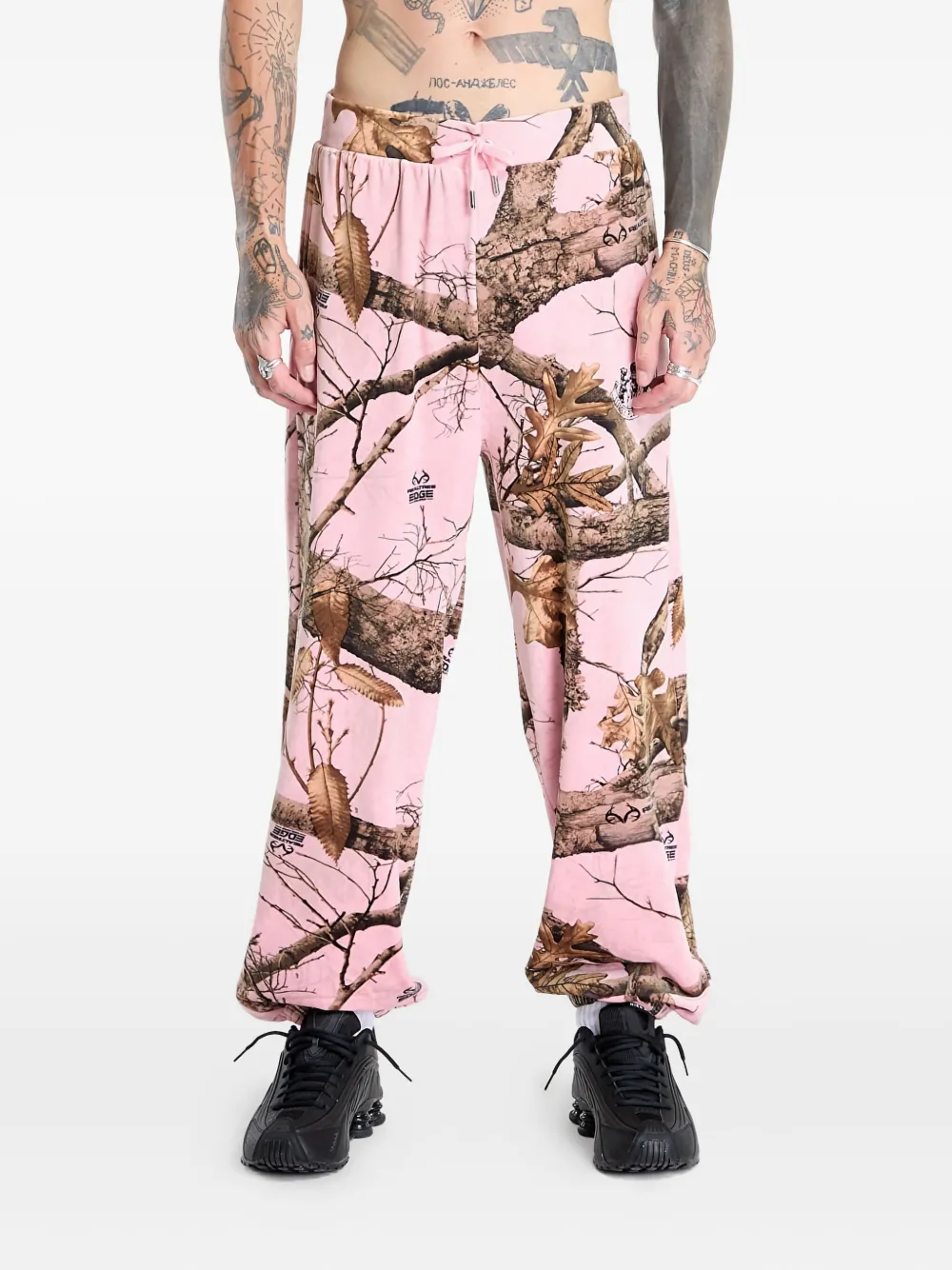 Велюровые спортивные брюки Realtree из коллаборации с Juicy Couture Pleasures, розовый
Велюровые спортивные брюки Realtree из коллаборации с Juicy Couture Pleasures, розовый