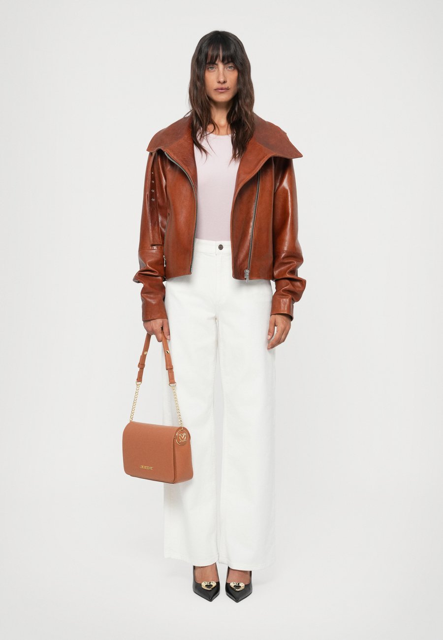 Сумка Love Moschino CHUNKY, Hide/Brown
Сумка Love Moschino CHUNKY, Hide/Brown