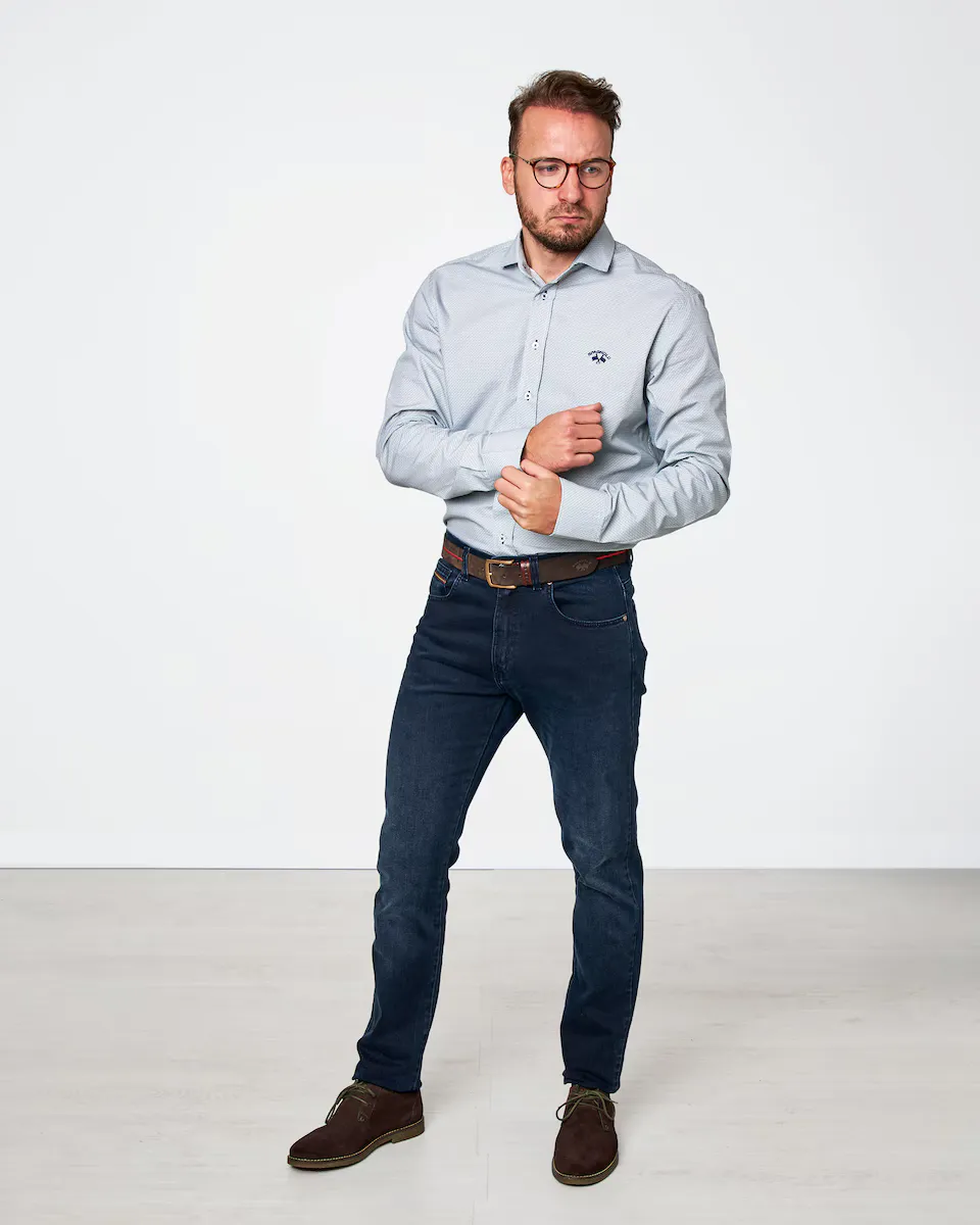 Мужские джинсы с пятью карманами в стандартном крое темно-синего цвета Spagnolo, тёмно-синий
Мужские джинсы с пятью карманами в стандартном крое темно-синего цвета Spagnolo, тёмно-синий