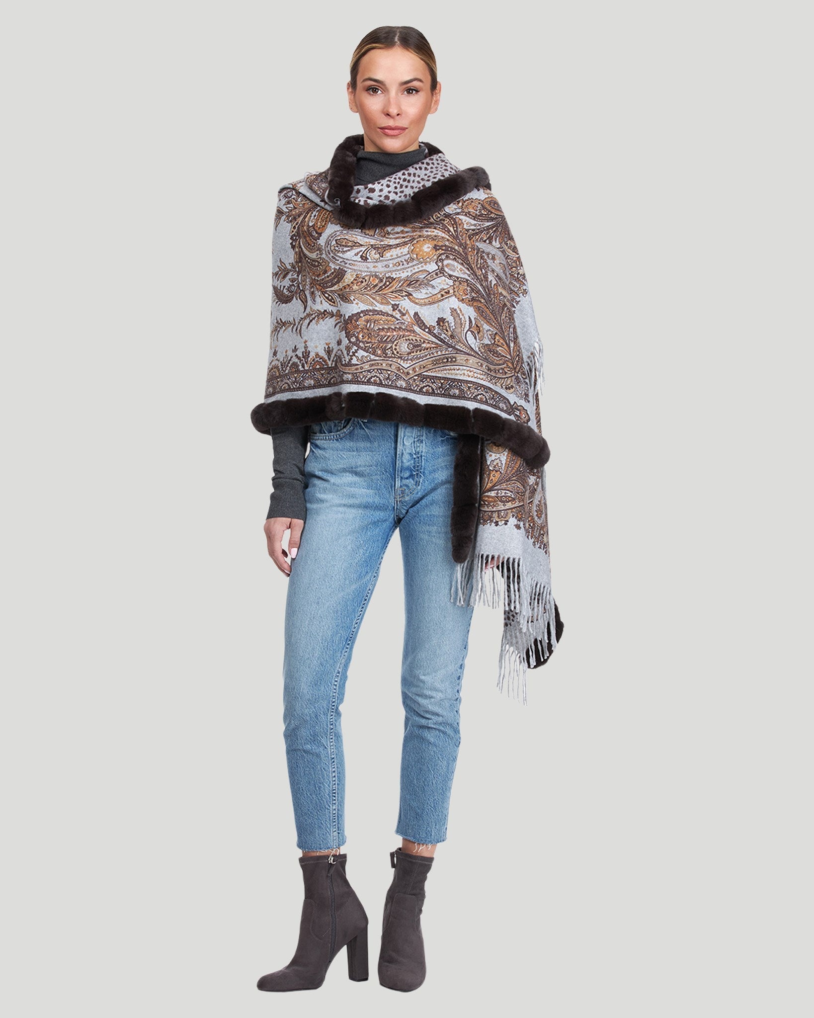 Двусторонний кашемировый палантин с отделкой из меха кролика Рекс Gorski, цвет brown paisley/animal print
Двусторонний кашемировый палантин с отделкой из меха кролика Рекс Gorski, цвет brown paisley/animal print