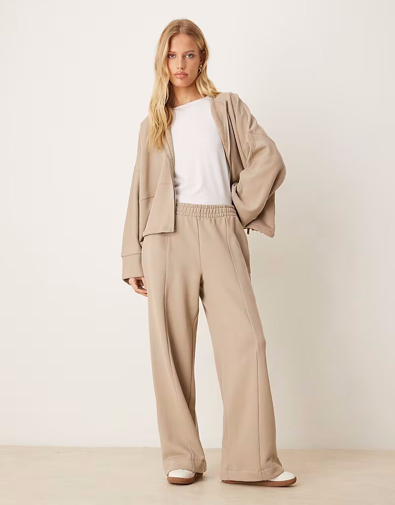 Широкие спортивные брюки цвета хаки Asos Design
Широкие спортивные брюки цвета хаки Asos Design