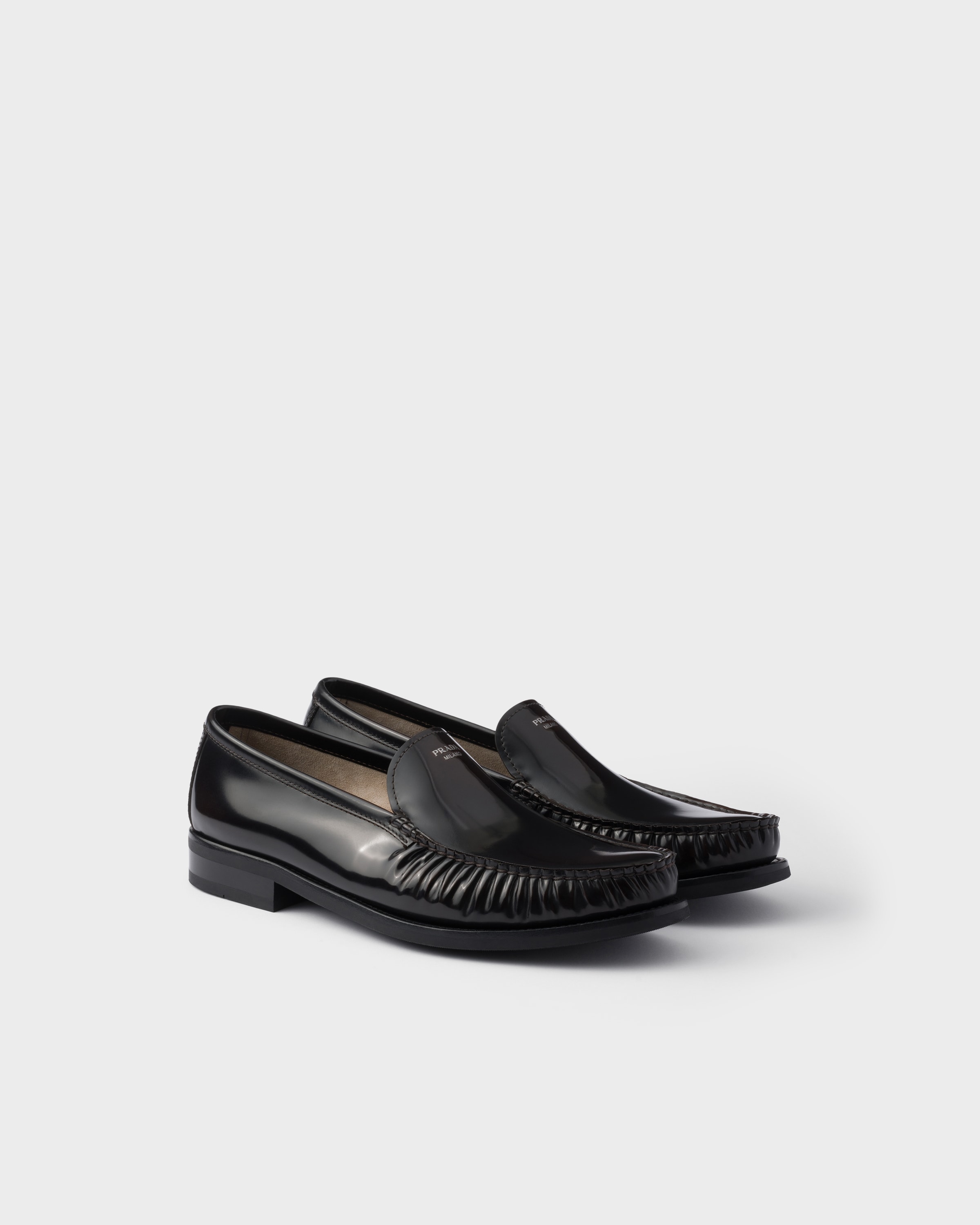 Лоферы из полированной кожи Prada, сиенна
Лоферы из полированной кожи Prada, сиенна