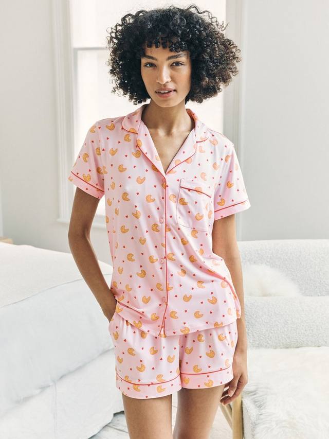 Пижамный комплект с короткими шортами на пуговицах в стиле круассан Chelsea Peers, Pink
Пижамный комплект с короткими шортами на пуговицах в стиле круассан Chelsea Peers, Pink