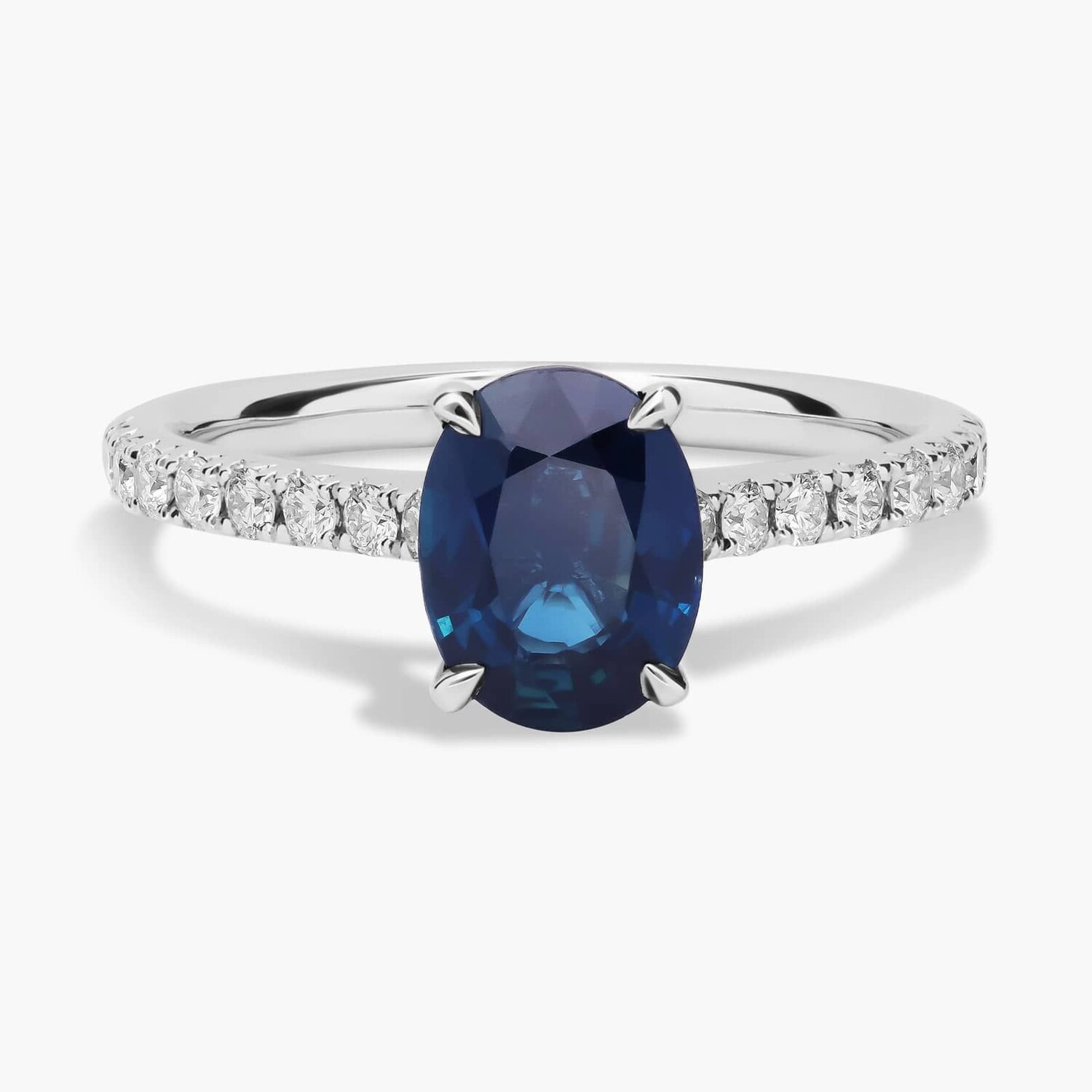 Кольцо с овальным сапфиром и французским паве из 14-каратного белого золота (8x6 мм) Blue Nile