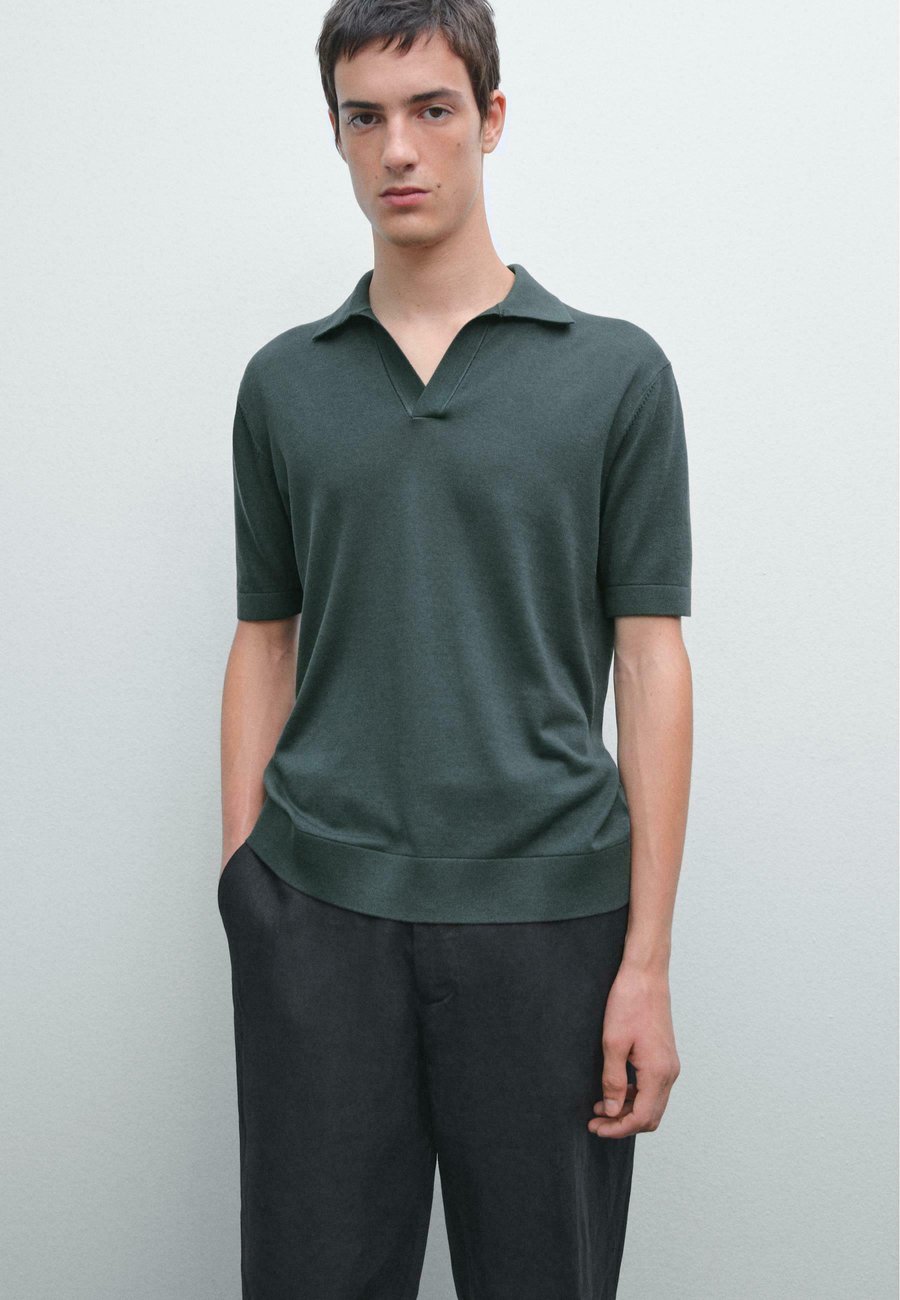Поло Massimo Dutti FINE V-NECK WITH SHORT SLEEVE, Dark Green
Поло Massimo Dutti FINE V-NECK WITH SHORT SLEEVE, Dark Green