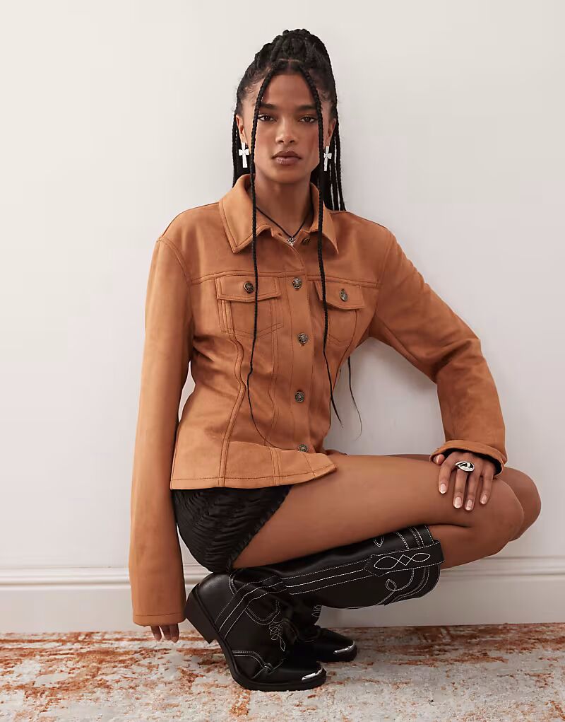 Куртка Lioness Rider из искусственной замши с завязкой на талии в коричневом цвете, Коричневый, Куртка Lioness Rider из искусственной замши с завязкой на талии в коричневом цвете
Куртка Lioness Rider из искусственной замши с завязкой на талии в коричневом цвете, Коричневый, Куртка Lioness Rider из искусственной замши с завязкой на талии в коричневом цвете