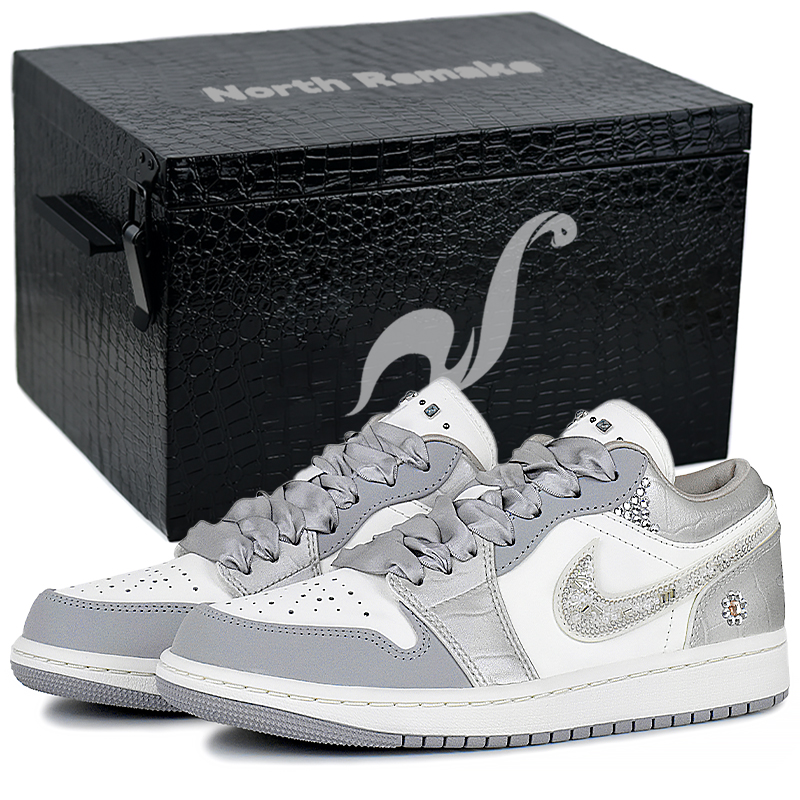 Jordan Эйр 1 Износостойкие и легкие низкие кеды винтажные баскетбольные женские экрю серый - ледяной кристалл крем-подарочная коробка 4, цвет Ice Crystal Cream-Gift Box 4
Jordan Эйр 1 Износостойкие и легкие низкие кеды винтажные баскетбольные женские экрю серый - ледяной кристалл крем-подарочная коробка 4, цвет Ice Crystal Cream-Gift Box 4