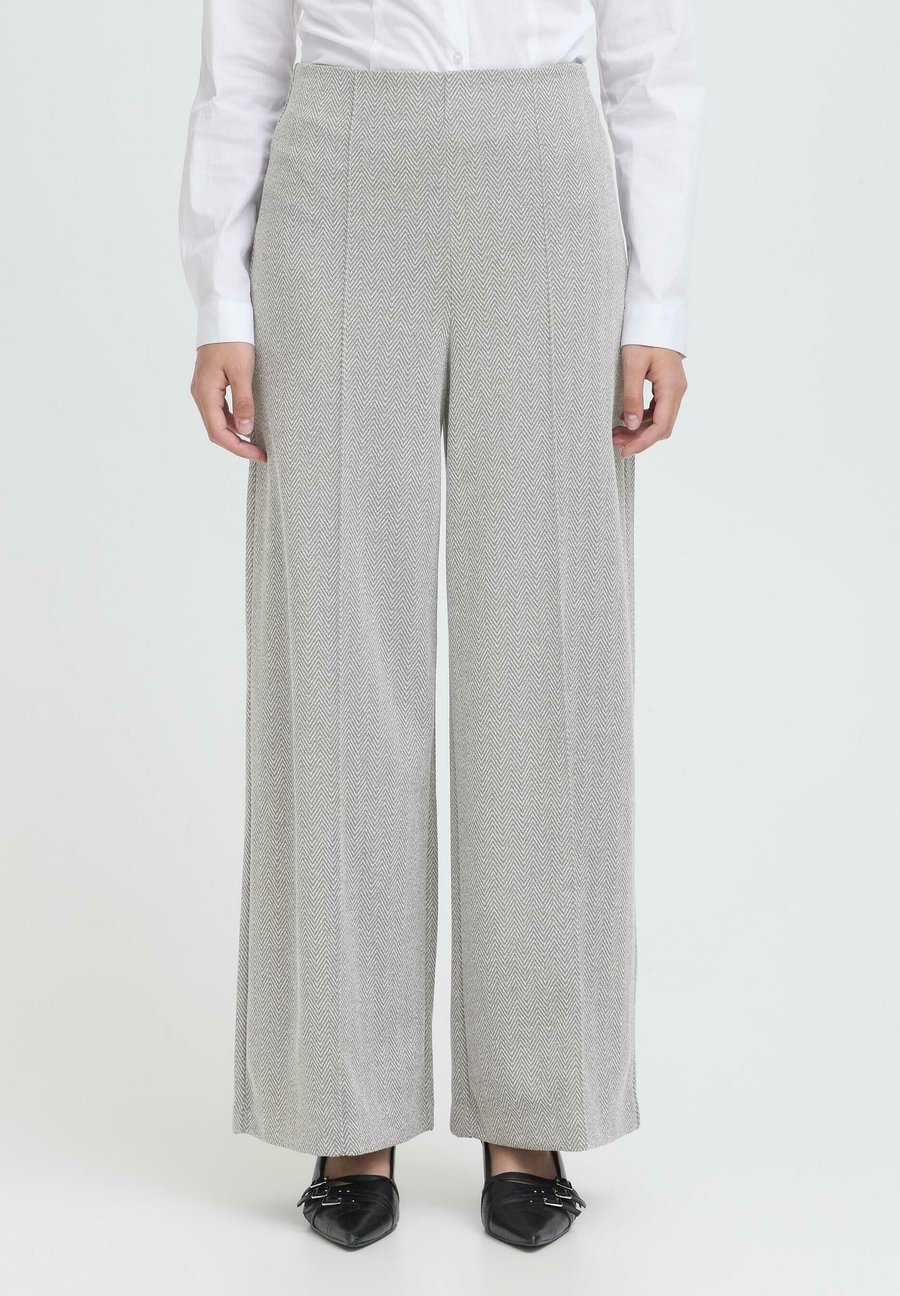 Брюки ICHI IHKATE JACQUARD , Sharkskin Herringbone/Light Grey
Брюки ICHI IHKATE JACQUARD , Sharkskin Herringbone/Light Grey