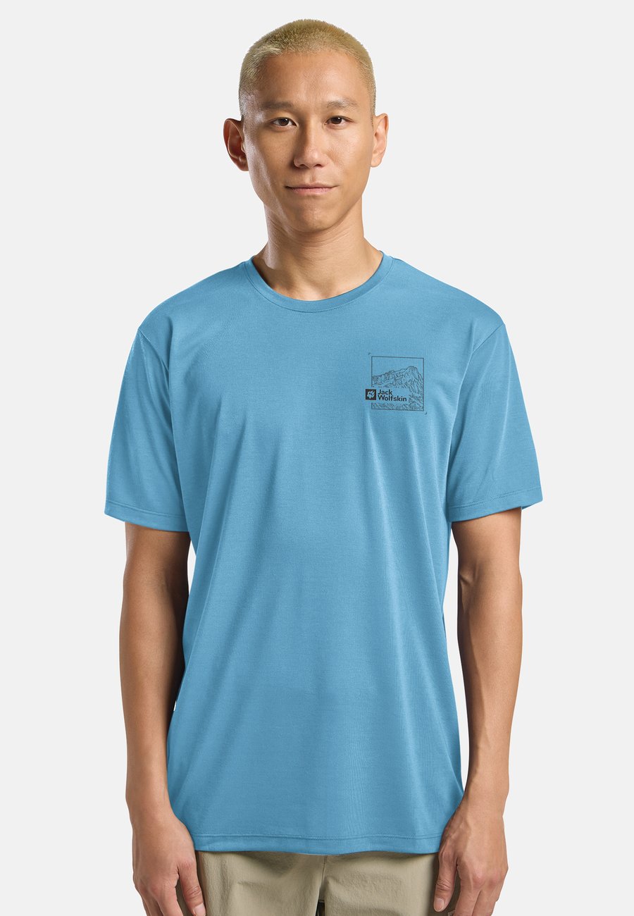 Футболка Jack Wolfskin VONNAN GRAPHIC, Peak Trail Sky Blue/Light Blue, Синий, Футболка Jack Wolfskin VONNAN GRAPHIC, Peak Trail Sky Blue/Light Blue
Футболка Jack Wolfskin VONNAN GRAPHIC, Peak Trail Sky Blue/Light Blue, Синий, Футболка Jack Wolfskin VONNAN GRAPHIC, Peak Trail Sky Blue/Light Blue