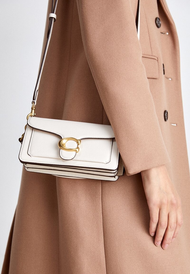 Сумка Tabby 20 Pebble COACH, белый
Сумка Tabby 20 Pebble COACH, белый