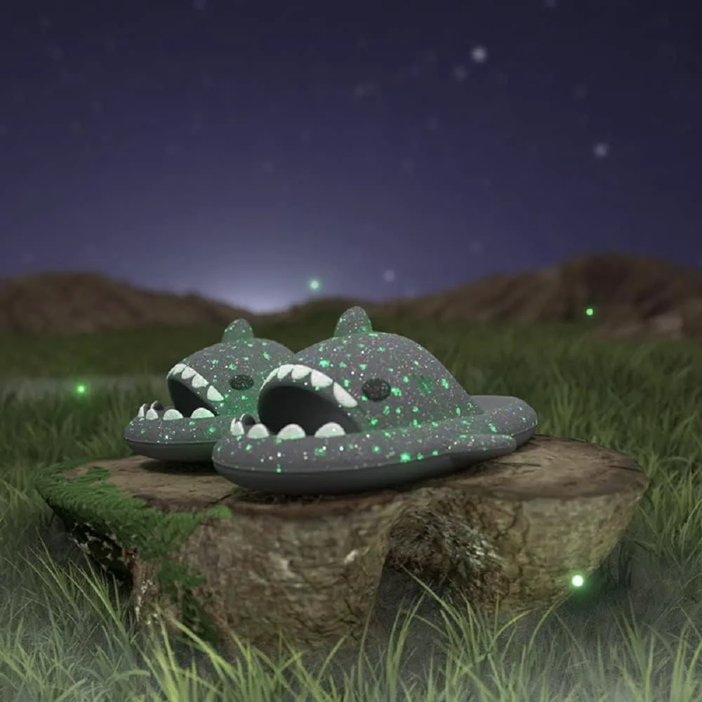 Светящиеся в темноте шлепанцы Galaxy Shark для мужчин и женщин, пляжные сандалии Cloud Shark светящиеся тапочки с акулой QUROXO, серый
Светящиеся в темноте шлепанцы Galaxy Shark для мужчин и женщин, пляжные сандалии Cloud Shark светящиеся тапочки с акулой QUROXO, серый