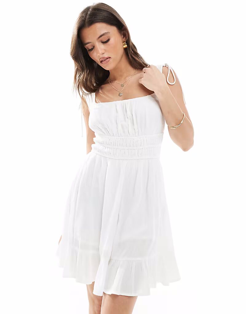 Платье-распашонка Stradivarius с оборками белого цвета
Платье-распашонка Stradivarius с оборками белого цвета