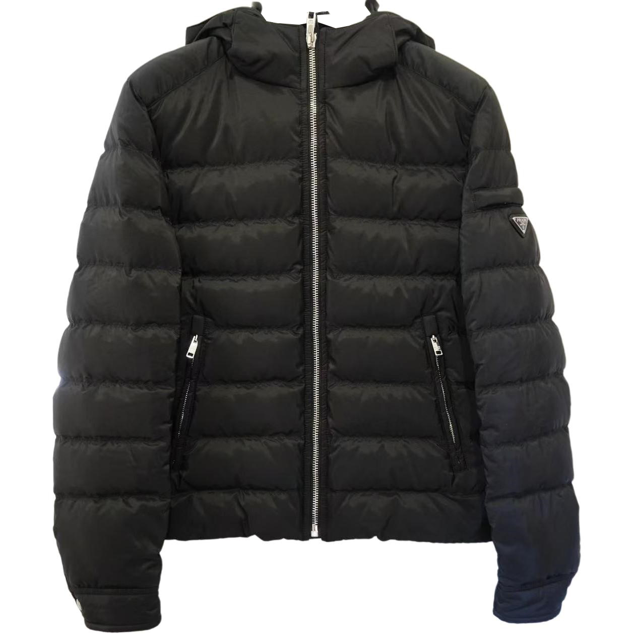 Prada Мужская пуховая куртка, черная, с капюшоном, умеренно стеганая
Prada Мужская пуховая куртка, черная, с капюшоном, умеренно стеганая