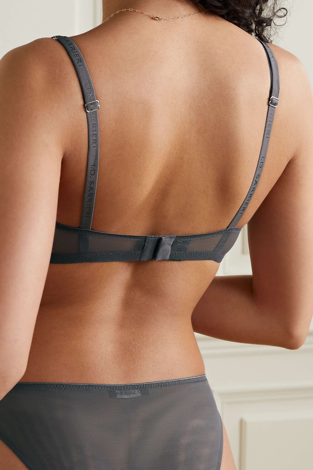 I.D. SARRIERI бюстгальтер Charlotte с треугольными чашками и мягкими чашечками из кружева и тюля, серый
I.D. SARRIERI бюстгальтер Charlotte с треугольными чашками и мягкими чашечками из кружева и тюля, серый