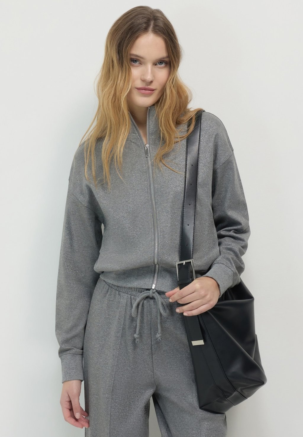 Толстовка на молнии EFFETTO LUMINESCENTE Calliope, темно-серый
Толстовка на молнии EFFETTO LUMINESCENTE Calliope, темно-серый