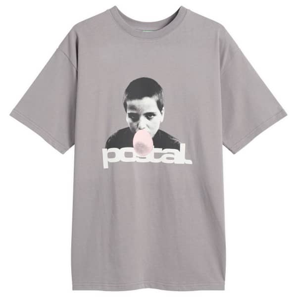 Футболка с надписью «Не говори ни слова» - представлена в конце Postal, Concrete
Футболка с надписью «Не говори ни слова» - представлена в конце Postal, Concrete