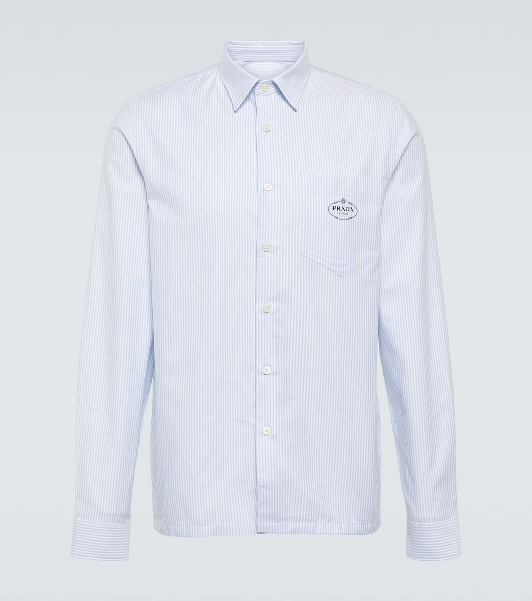 Полосатая хлопковая поплиновая рубашка Prada, Bianco+Celeste
Полосатая хлопковая поплиновая рубашка Prada, Bianco+Celeste