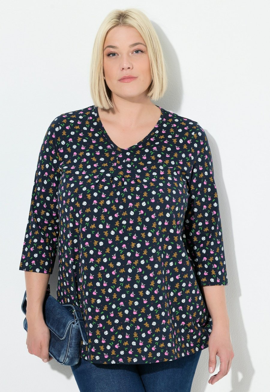 Топ Ulla Popken LEBKUCHENFIGUREN A-LINIE V-AUSSCHNITT 3/4-ARM, Marine/Dark Blue
Топ Ulla Popken LEBKUCHENFIGUREN A-LINIE V-AUSSCHNITT 3/4-ARM, Marine/Dark Blue