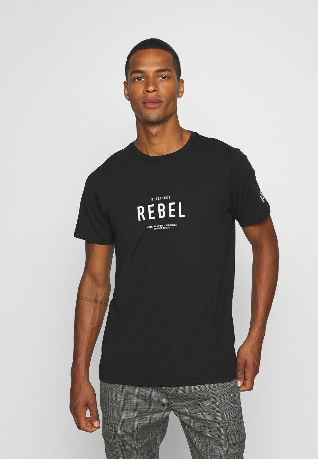 Футболка с принтом RONAN TEE Redefined Rebel, черный 
Футболка с принтом RONAN TEE Redefined Rebel, черный