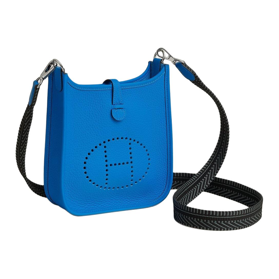 HERMES Сумка кроссбоди Evelyne Clemence из кожи коровы миниатюрная женская голубая
HERMES Сумка кроссбоди Evelyne Clemence из кожи коровы миниатюрная женская голубая