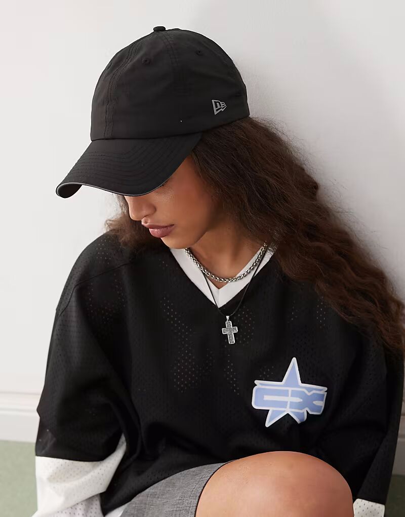 Кепка с логотипом New Era и открытой спиной черного цвета
Кепка с логотипом New Era и открытой спиной черного цвета