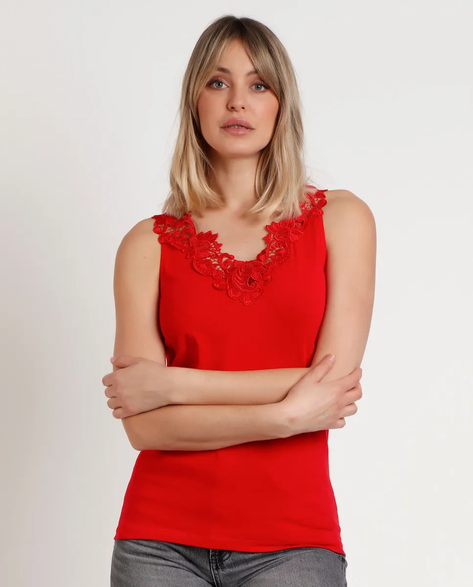 Женская майка с гипюровыми кружевными деталями на бретелях Admas, красный
Женская майка с гипюровыми кружевными деталями на бретелях Admas, красный