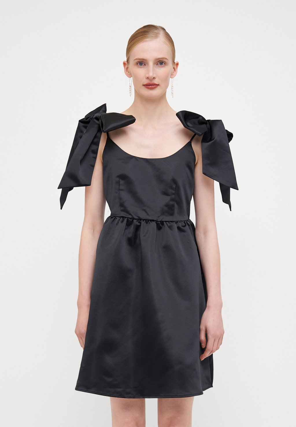 Коктейльное платье / Вечернее платье VMRILEY SINGLET BOW SHORT DRESS Vero Moda Tall, черный
Коктейльное платье / Вечернее платье VMRILEY SINGLET BOW SHORT DRESS Vero Moda Tall, черный