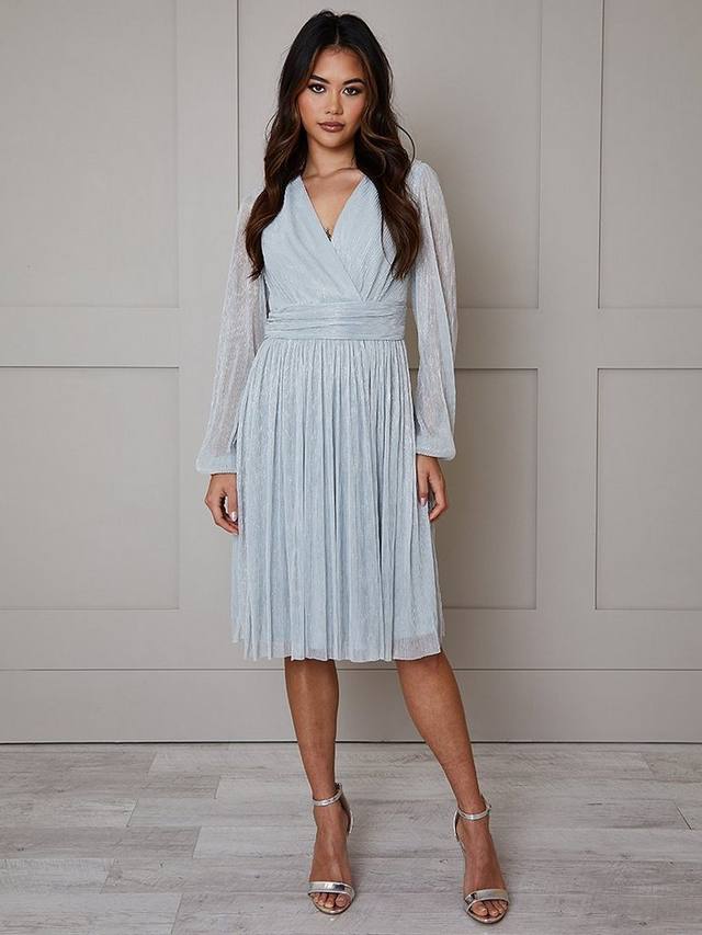 Блестящее плиссированное платье с запахом на шее Chi Chi London, серебряный
Блестящее плиссированное платье с запахом на шее Chi Chi London, серебряный