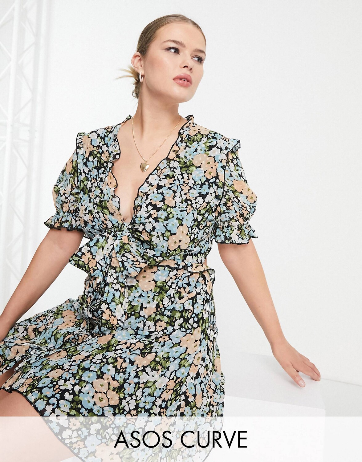 Мини-платье с завязками спереди и юбкой с рюшами ASOS DESIGN Curve с цветочным принтом
Мини-платье с завязками спереди и юбкой с рюшами ASOS DESIGN Curve с цветочным принтом